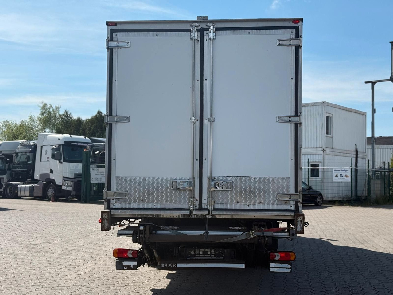 Volvo FL 240 Carrier Easy Cold+Hebebühne - Hűtős teherautó: 3 kép. Volvo FL 240 Carrier Easy Cold+Hebebühne - Hűtős teherautó: 3 kép.