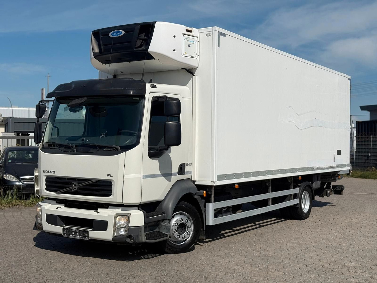 Volvo FL 240 Carrier Easy Cold+Hebebühne - Hűtős teherautó: 1 kép. Volvo FL 240 Carrier Easy Cold+Hebebühne - Hűtős teherautó: 1 kép.