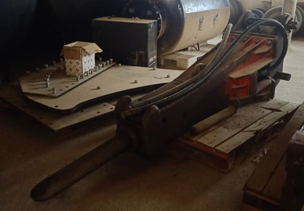 Rammer E 68 - Hidraulikus törőfej - Építőipari gépek: 1 kép. Rammer E 68 - Hidraulikus törőfej - Építőipari gépek: 1 kép.