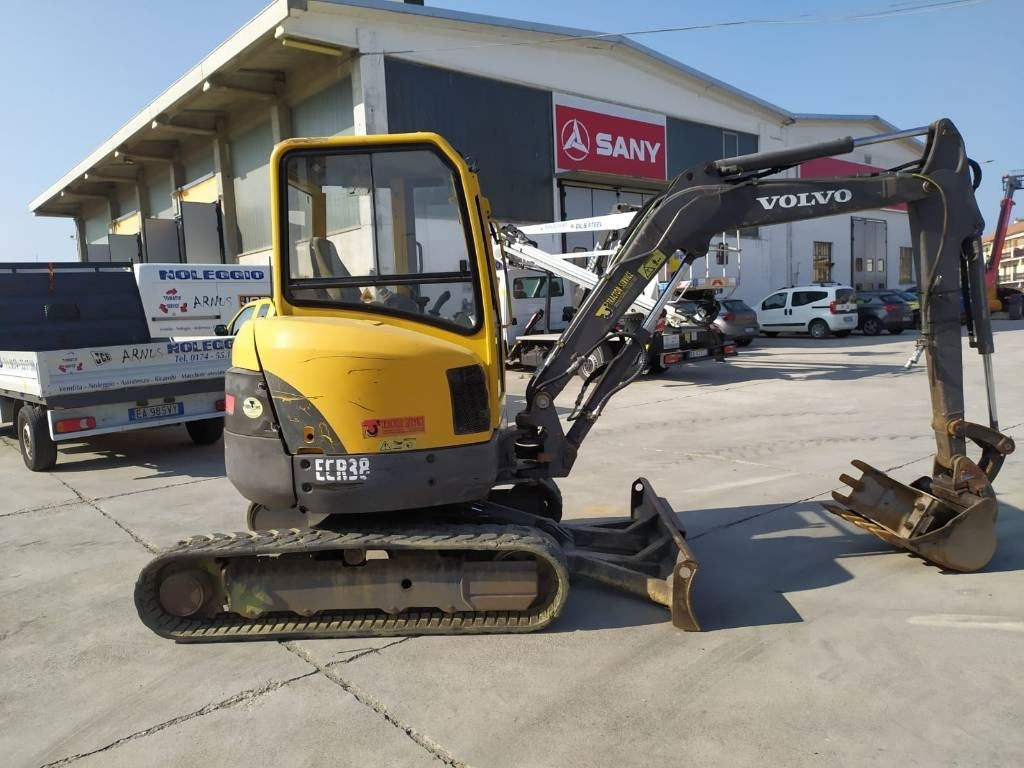 Volvo ECR 38 - Minikotró: 5 kép. Volvo ECR 38 - Minikotró: 5 kép.