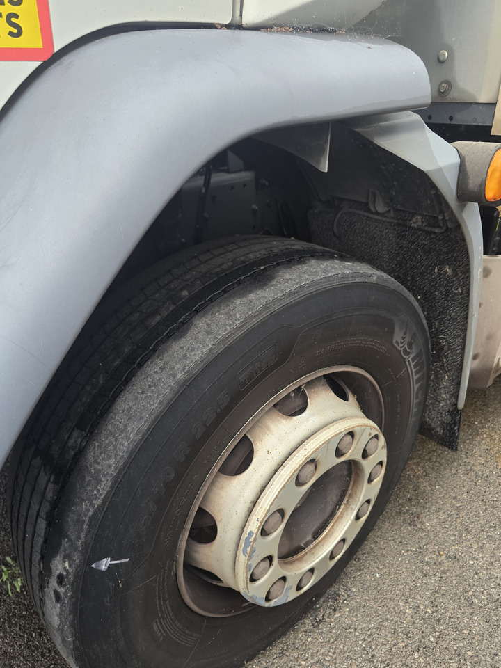 DAF LF 320 - Dobozos felépítményű teherautó: 4 kép. DAF LF 320 - Dobozos felépítményű teherautó: 4 kép.