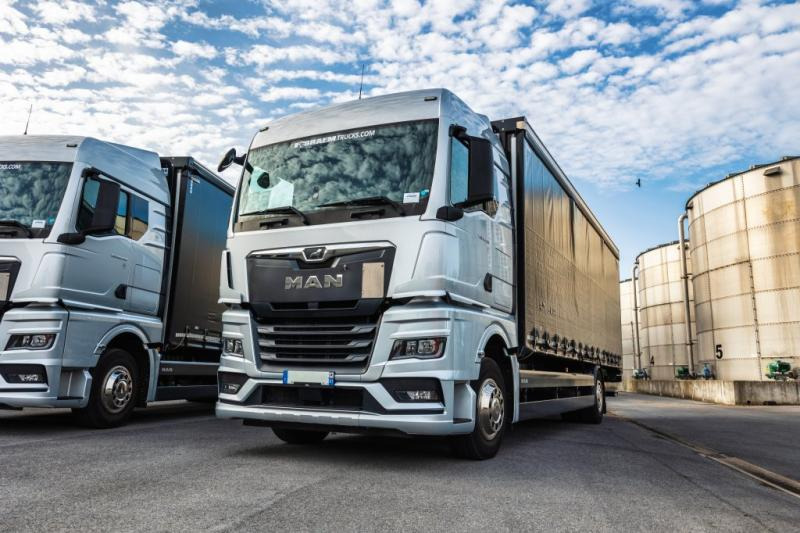 MAN TGX 18.400 XLX+HAYON - Ponyvás teherautó: 1 kép. MAN TGX 18.400 XLX+HAYON - Ponyvás teherautó: 1 kép.