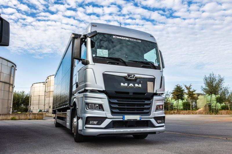 MAN TGX 18.400 XLX+HAYON - Ponyvás teherautó: 2 kép. MAN TGX 18.400 XLX+HAYON - Ponyvás teherautó: 2 kép.