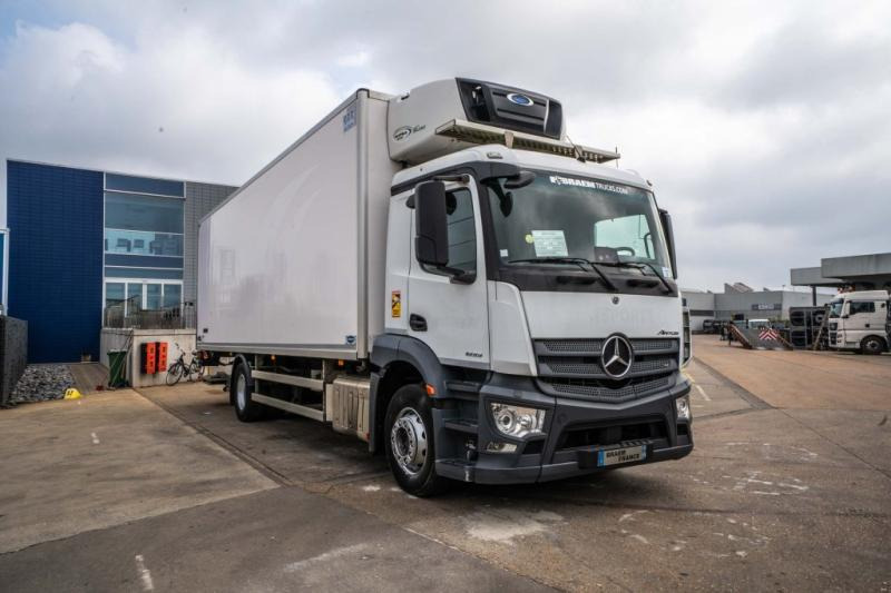 Mercedes ANTOS 1833 +CARRIER SUPRA MULTI 1250Mt+DHOLLANDIA 2.5T - Hűtős teherautó: 2 kép. Mercedes ANTOS 1833 +CARRIER SUPRA MULTI 1250Mt+DHOLLANDIA 2.5T - Hűtős teherautó: 2 kép.