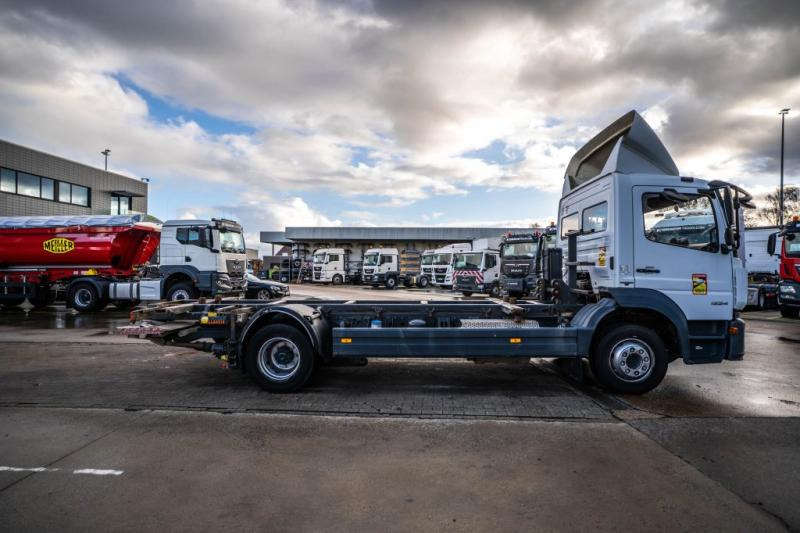 Mercedes ATEGO 1224 // HAYON DHOLLANDIA - Cserefelépítményes teherautó: 3 kép. Mercedes ATEGO 1224 // HAYON DHOLLANDIA - Cserefelépítményes teherautó: 3 kép.