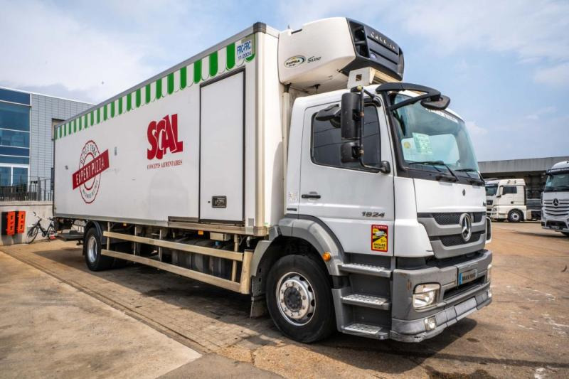 Mercedes AXOR 1824 +CARRIER SUPRA 950 Mt + HAYON - Hűtős teherautó: 2 kép. Mercedes AXOR 1824 +CARRIER SUPRA 950 Mt + HAYON - Hűtős teherautó: 2 kép.