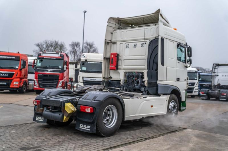 DAF XF 460 + HYDRAULIQUE (50Ton) - Nyergesvontató: 3 kép. DAF XF 460 + HYDRAULIQUE (50Ton) - Nyergesvontató: 3 kép.
