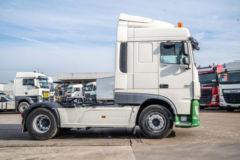 DAF XF 460 + HYDRAULIQUE (50Ton) - Nyergesvontató: 3 kép. DAF XF 460 + HYDRAULIQUE (50Ton) - Nyergesvontató: 3 kép.