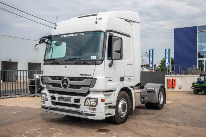 Mercedes ACTROS 1844 LS-MP3+E5+VOITH - Nyergesvontató: 1 kép. Mercedes ACTROS 1844 LS-MP3+E5+VOITH - Nyergesvontató: 1 kép.