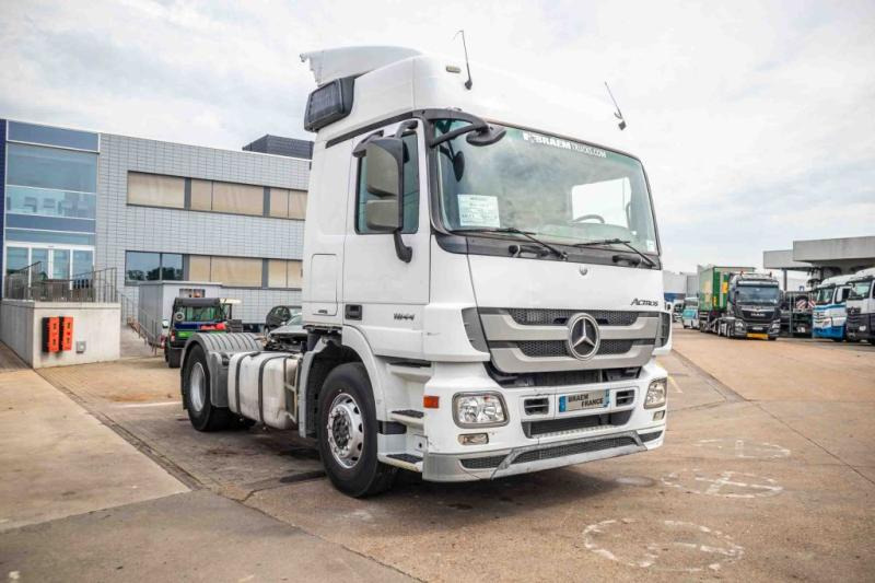 Mercedes ACTROS 1844 LS-MP3+E5+VOITH - Nyergesvontató: 2 kép. Mercedes ACTROS 1844 LS-MP3+E5+VOITH - Nyergesvontató: 2 kép.