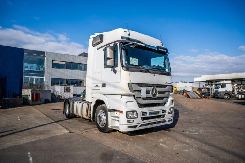 Mercedes ACTROS 1844 LS -MP3 - Nyergesvontató: 2 kép. Mercedes ACTROS 1844 LS -MP3 - Nyergesvontató: 2 kép.