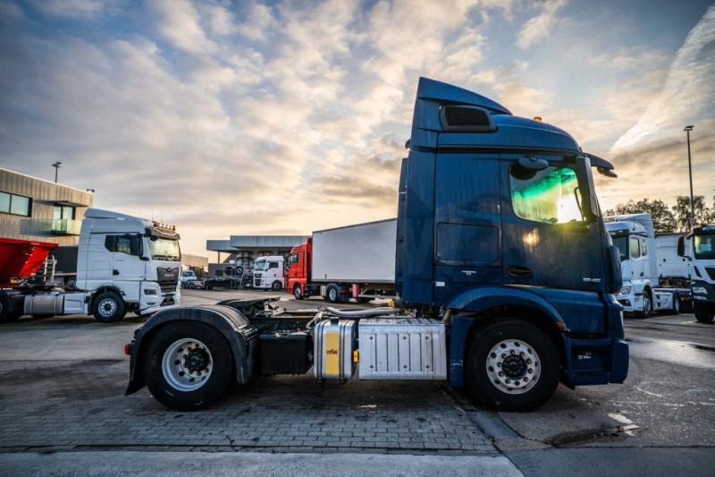 Mercedes ACTROS 1846 LS + HYDR. - Nyergesvontató: 3 kép. Mercedes ACTROS 1846 LS + HYDR. - Nyergesvontató: 3 kép.