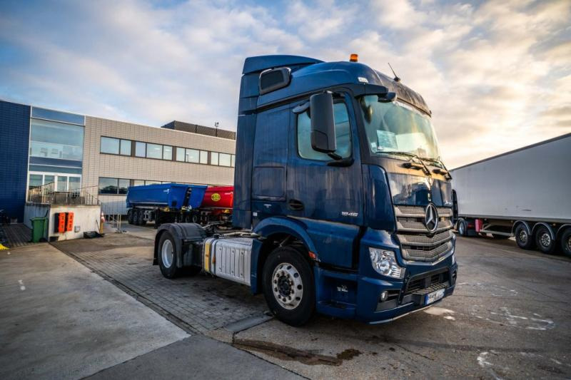 Mercedes ACTROS 1846 LS + HYDR. - Nyergesvontató: 2 kép. Mercedes ACTROS 1846 LS + HYDR. - Nyergesvontató: 2 kép.
