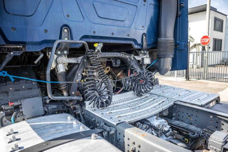 Mercedes ACTROS 1848 LS - Nyergesvontató: 5 kép. Mercedes ACTROS 1848 LS - Nyergesvontató: 5 kép.