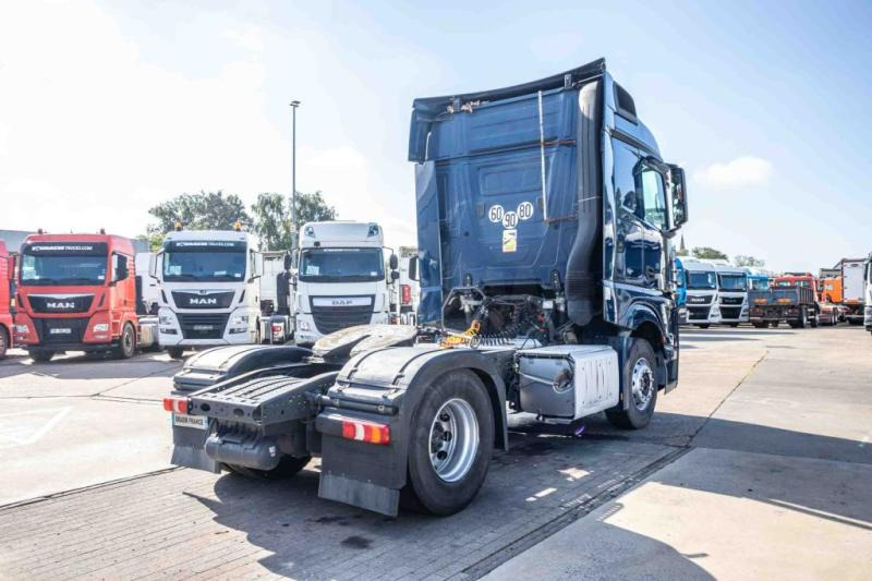 Mercedes ACTROS 1848 LS - Nyergesvontató: 3 kép. Mercedes ACTROS 1848 LS - Nyergesvontató: 3 kép.
