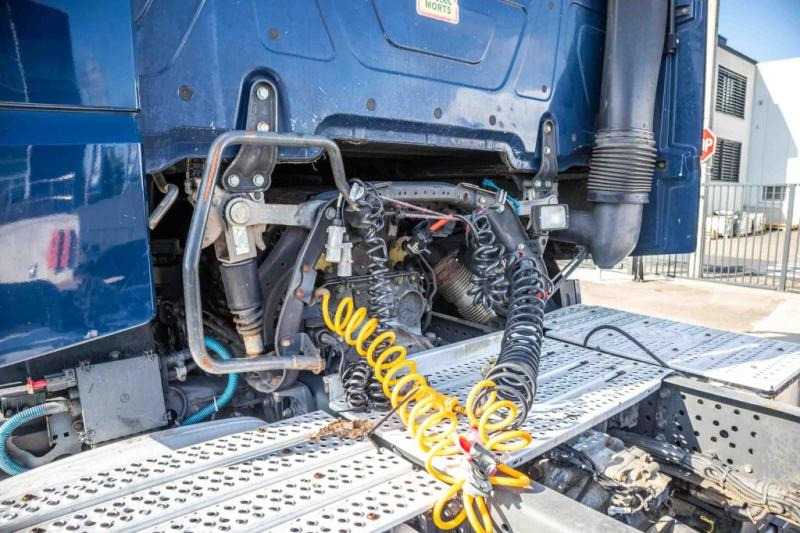 Mercedes ACTROS 1848 LS - Nyergesvontató: 5 kép. Mercedes ACTROS 1848 LS - Nyergesvontató: 5 kép.