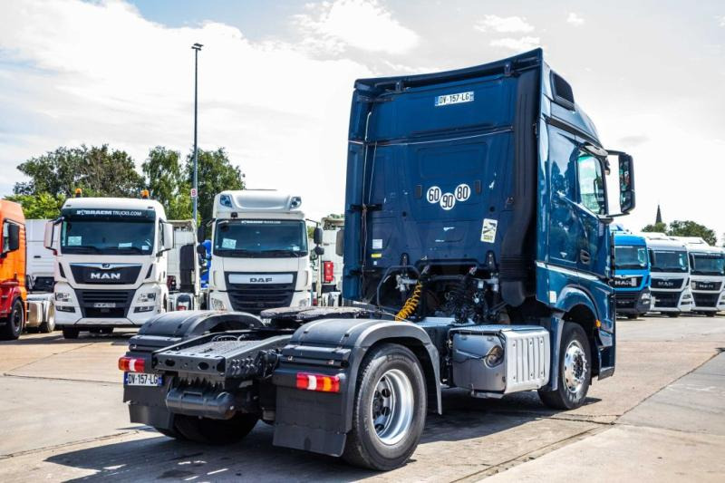 Mercedes ACTROS 1848 LS - Nyergesvontató: 3 kép. Mercedes ACTROS 1848 LS - Nyergesvontató: 3 kép.