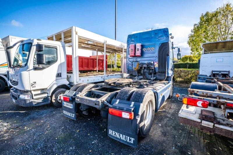 Renault PREMIUM 450 DXI+VOITH+ problème moteur - Nyergesvontató: 4 kép. Renault PREMIUM 450 DXI+VOITH+ problème moteur - Nyergesvontató: 4 kép.