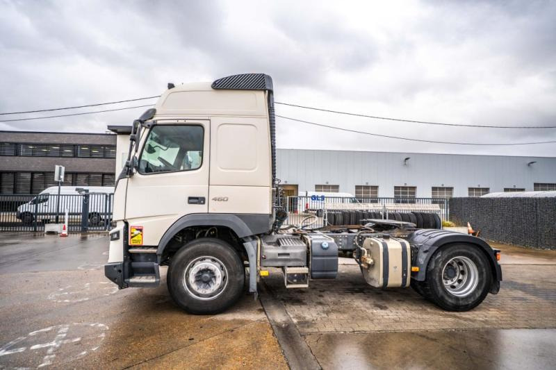 Volvo FMX 460 GLOBE + HYDR - Nyergesvontató: 2 kép. Volvo FMX 460 GLOBE + HYDR - Nyergesvontató: 2 kép.