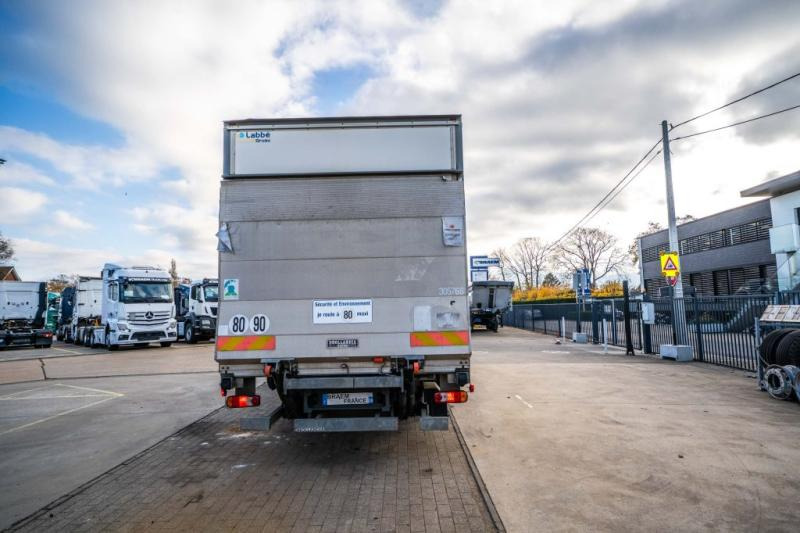 Renault D12 210 DXI // HAYON DHOLLANDIA - Dobozos felépítményű teherautó: 4 kép. Renault D12 210 DXI // HAYON DHOLLANDIA - Dobozos felépítményű teherautó: 4 kép.