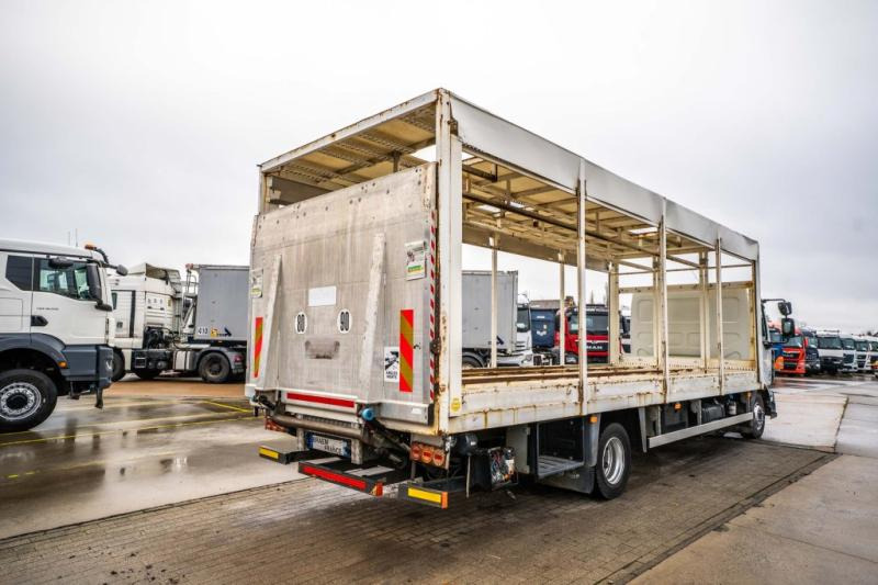 Renault MIDLUM 180 DXI (12 T) - Ponyvás teherautó: 4 kép. Renault MIDLUM 180 DXI (12 T) - Ponyvás teherautó: 4 kép.