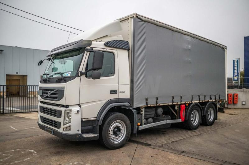 Volvo FM 330-6x2-E5+10 pneus/tires - Ponyvás teherautó: 1 kép. Volvo FM 330-6x2-E5+10 pneus/tires - Ponyvás teherautó: 1 kép.