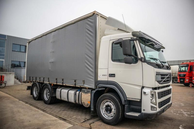 Volvo FM 330-6x2-E5+10 pneus/tires - Ponyvás teherautó: 2 kép. Volvo FM 330-6x2-E5+10 pneus/tires - Ponyvás teherautó: 2 kép.