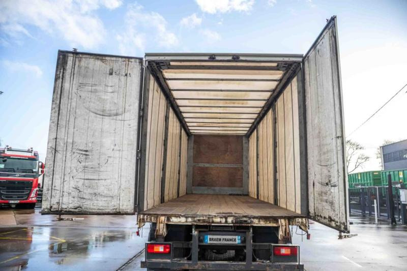 Volvo FM 330-6x2-E5+10 pneus/tires+INTARDER - Ponyvás teherautó: 4 kép. Volvo FM 330-6x2-E5+10 pneus/tires+INTARDER - Ponyvás teherautó: 4 kép.