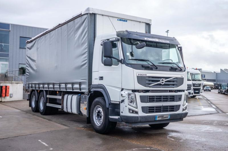 Volvo FM 330-6x2-E5+10 pneus/tires+intarder - Ponyvás teherautó: 2 kép. Volvo FM 330-6x2-E5+10 pneus/tires+intarder - Ponyvás teherautó: 2 kép.