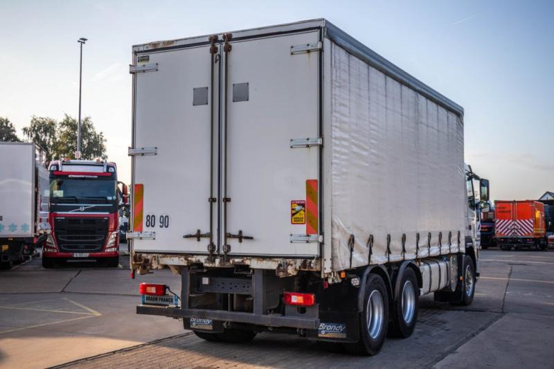 Volvo FM330-6X2+E5 (10pneus/tires) - Ponyvás teherautó: 3 kép. Volvo FM330-6X2+E5 (10pneus/tires) - Ponyvás teherautó: 3 kép.