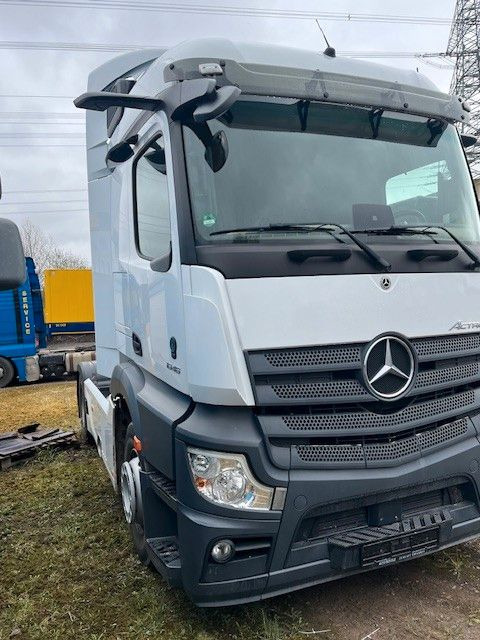 Mercedes-Benz Actros 5 L-Fahrerhaus 1846 - Nyergesvontató: 2 kép. Mercedes-Benz Actros 5 L-Fahrerhaus 1846 - Nyergesvontató: 2 kép.