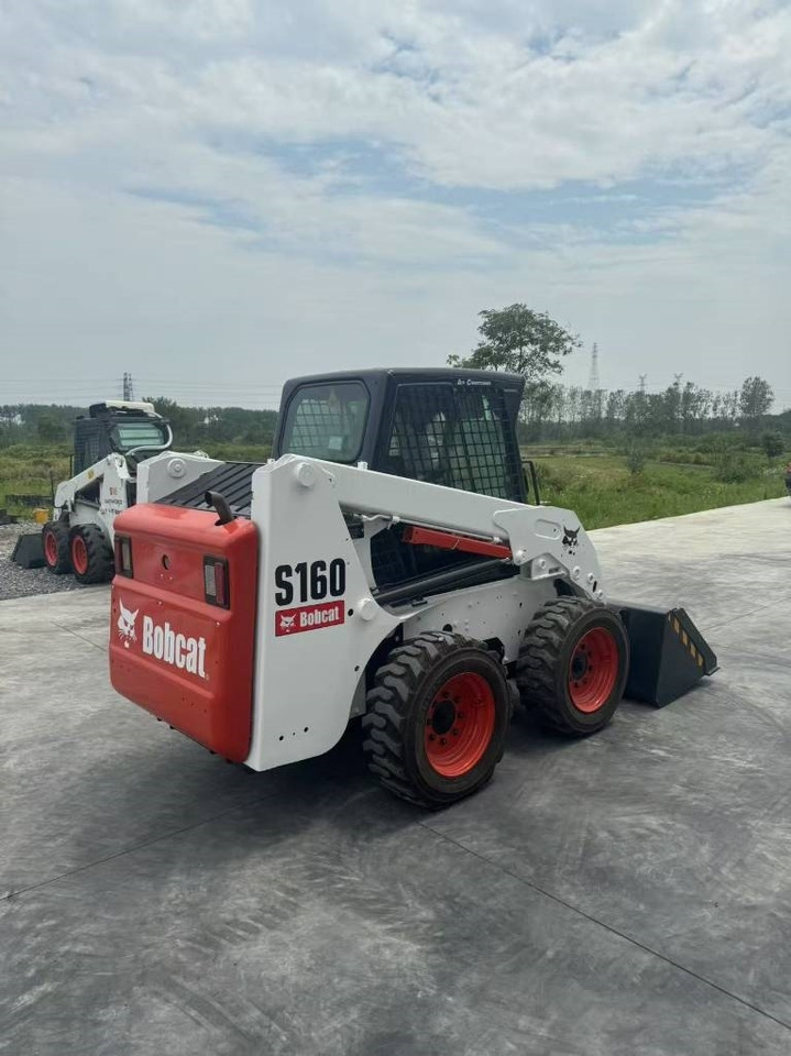 Bobcat S 160 - Mini homlokrakodó: 3 kép. Bobcat S 160 - Mini homlokrakodó: 3 kép.