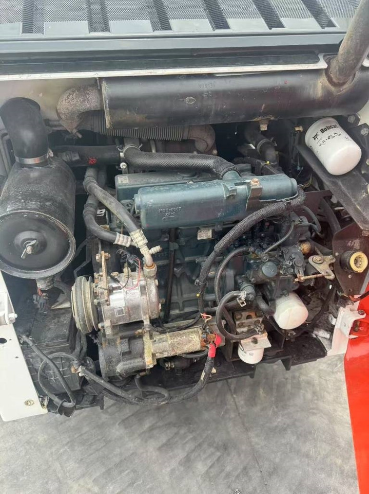 Bobcat S 160 - Mini homlokrakodó: 4 kép. Bobcat S 160 - Mini homlokrakodó: 4 kép.