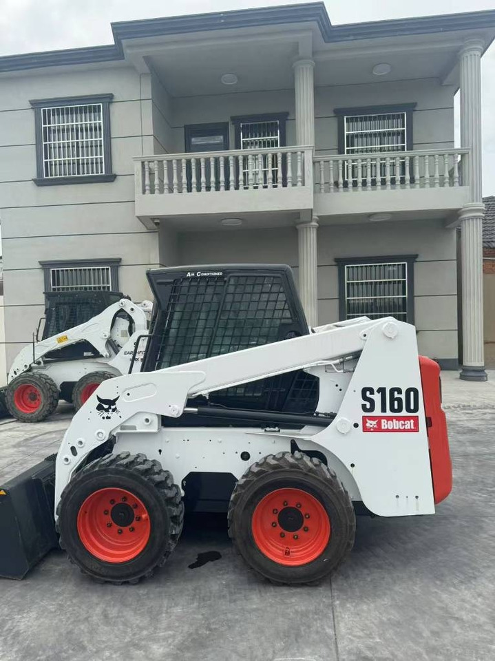 Bobcat S 160 - Mini homlokrakodó: 1 kép. Bobcat S 160 - Mini homlokrakodó: 1 kép.