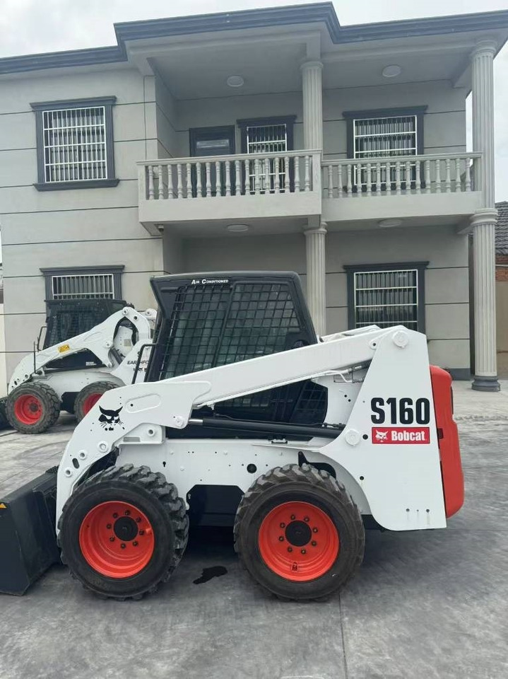 Bobcat S 160 - Lánctalpas kotró: 5 kép. Bobcat S 160 - Lánctalpas kotró: 5 kép.