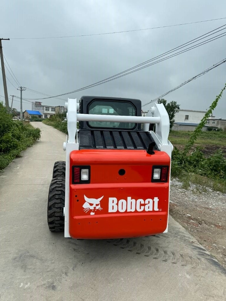 Bobcat S 185 - Lánctalpas kotró: 4 kép. Bobcat S 185 - Lánctalpas kotró: 4 kép.