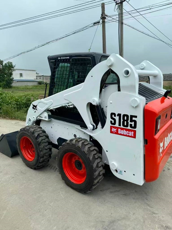 Bobcat S 185 - Lánctalpas kotró: 2 kép. Bobcat S 185 - Lánctalpas kotró: 2 kép.