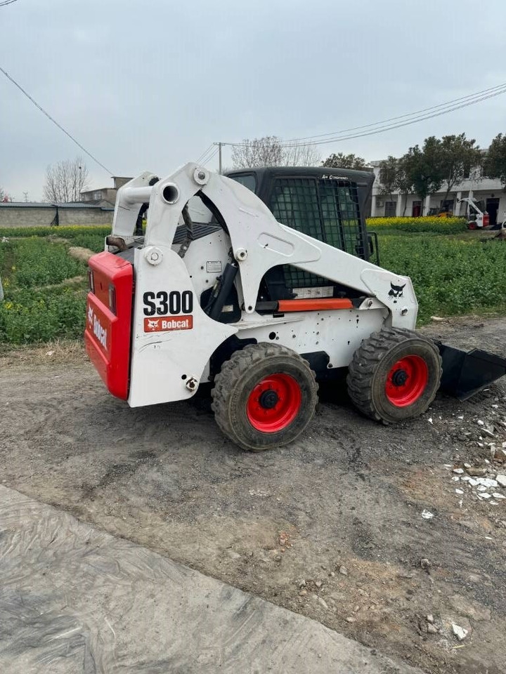 Bobcat S 300 - Mini homlokrakodó: 4 kép. Bobcat S 300 - Mini homlokrakodó: 4 kép.