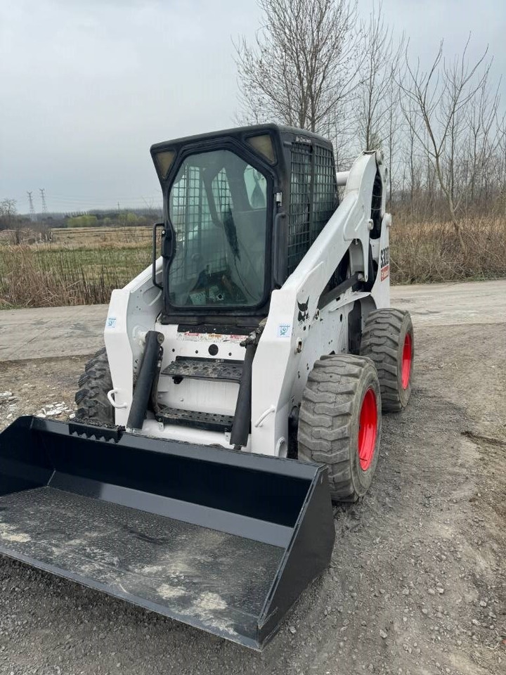Bobcat S 300 - Mini homlokrakodó: 2 kép. Bobcat S 300 - Mini homlokrakodó: 2 kép.