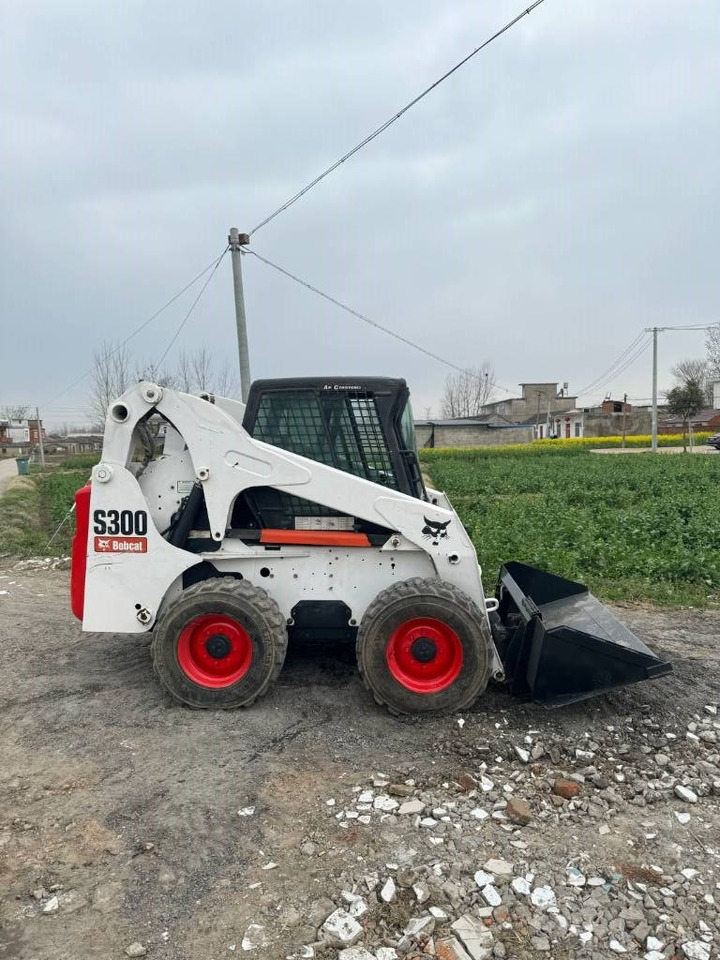 Bobcat S 300 - Mini homlokrakodó: 1 kép. Bobcat S 300 - Mini homlokrakodó: 1 kép.