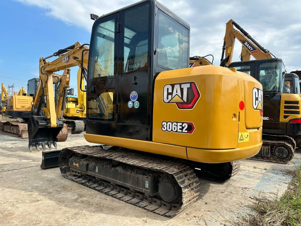 CAT 306E2 - Minikotró: 2 kép. CAT 306E2 - Minikotró: 2 kép.