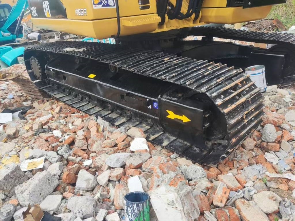 CAT 320 C - Lánctalpas kotró: 5 kép. CAT 320 C - Lánctalpas kotró: 5 kép.