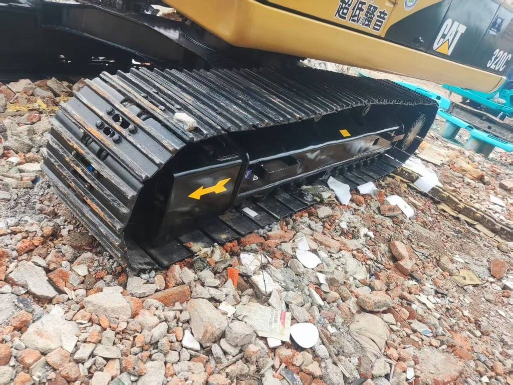 CAT 320 C - Lánctalpas kotró: 4 kép. CAT 320 C - Lánctalpas kotró: 4 kép.