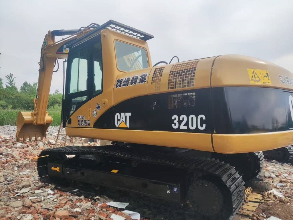 CAT 320 C - Lánctalpas kotró: 2 kép. CAT 320 C - Lánctalpas kotró: 2 kép.