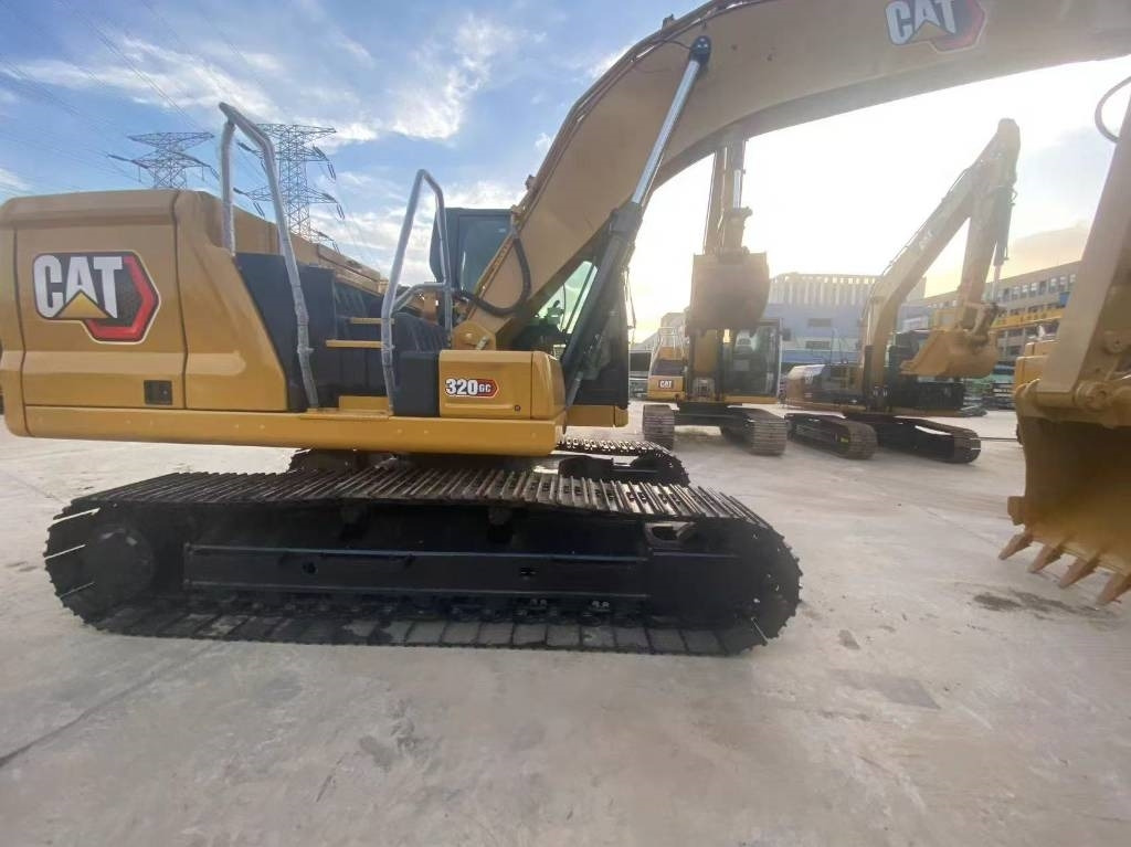 CAT 320 GC - Lánctalpas kotró: 4 kép. CAT 320 GC - Lánctalpas kotró: 4 kép.