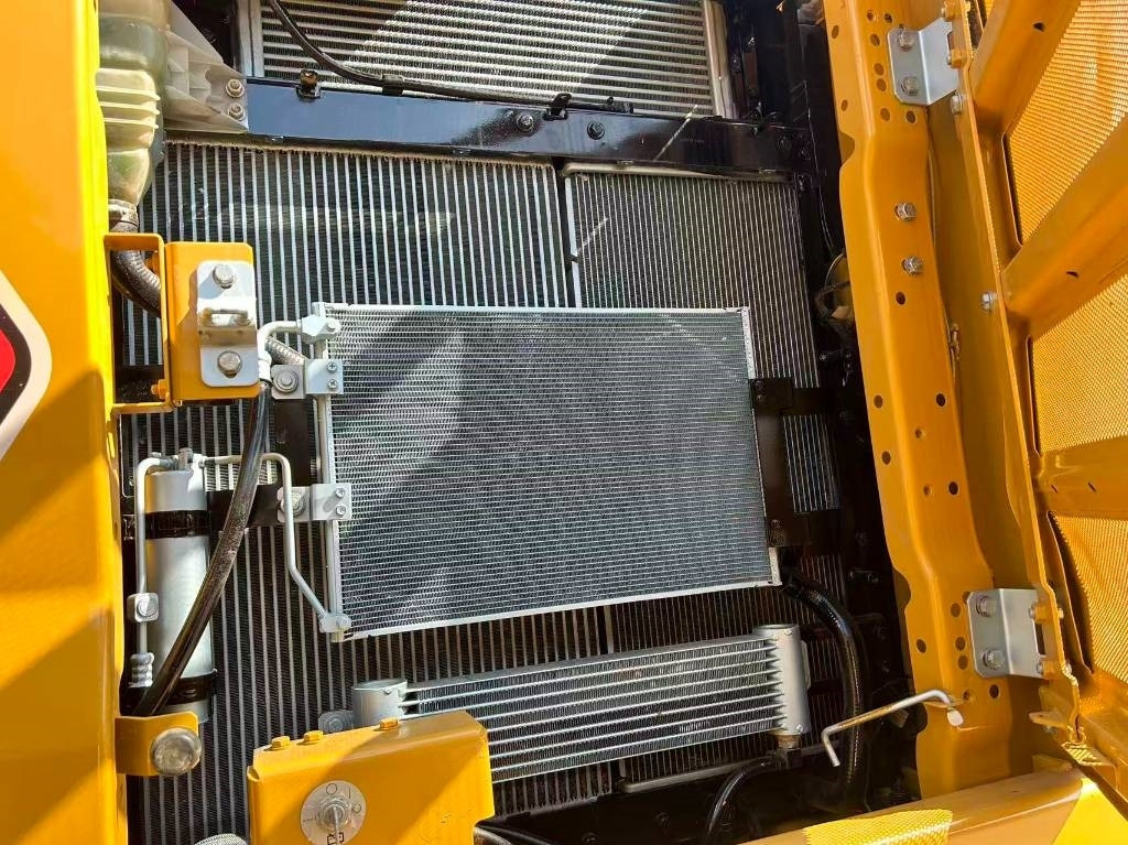 CAT 320 GC - Lánctalpas kotró: 5 kép. CAT 320 GC - Lánctalpas kotró: 5 kép.