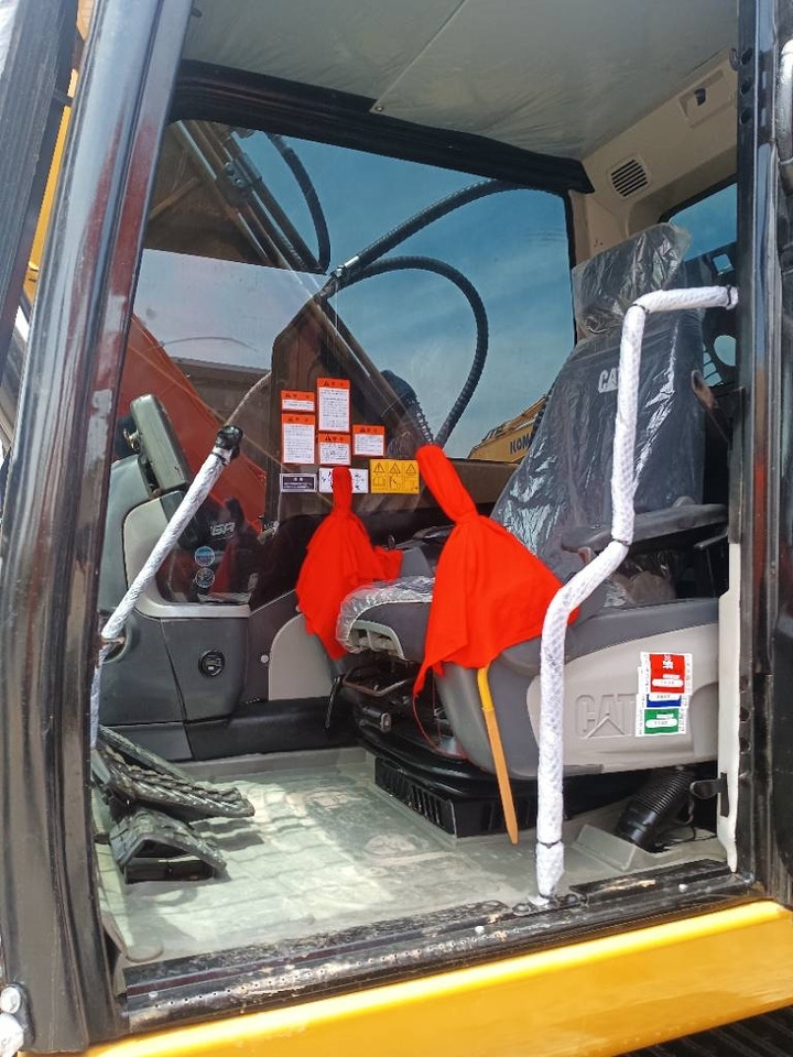 CAT 320D2 - Lánctalpas kotró: 3 kép. CAT 320D2 - Lánctalpas kotró: 3 kép.