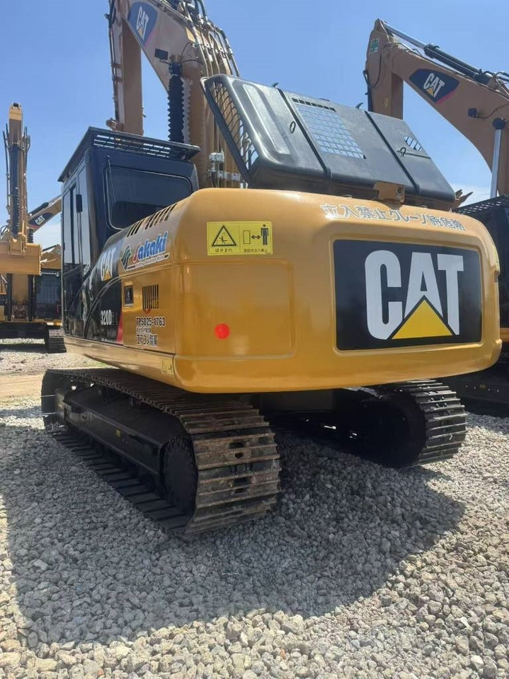 CAT 320D2 - Lánctalpas kotró: 5 kép. CAT 320D2 - Lánctalpas kotró: 5 kép.