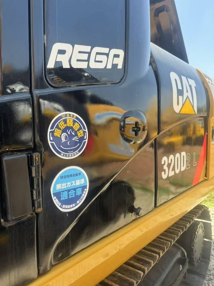 CAT 320D2 - Lánctalpas kotró: 3 kép. CAT 320D2 - Lánctalpas kotró: 3 kép.