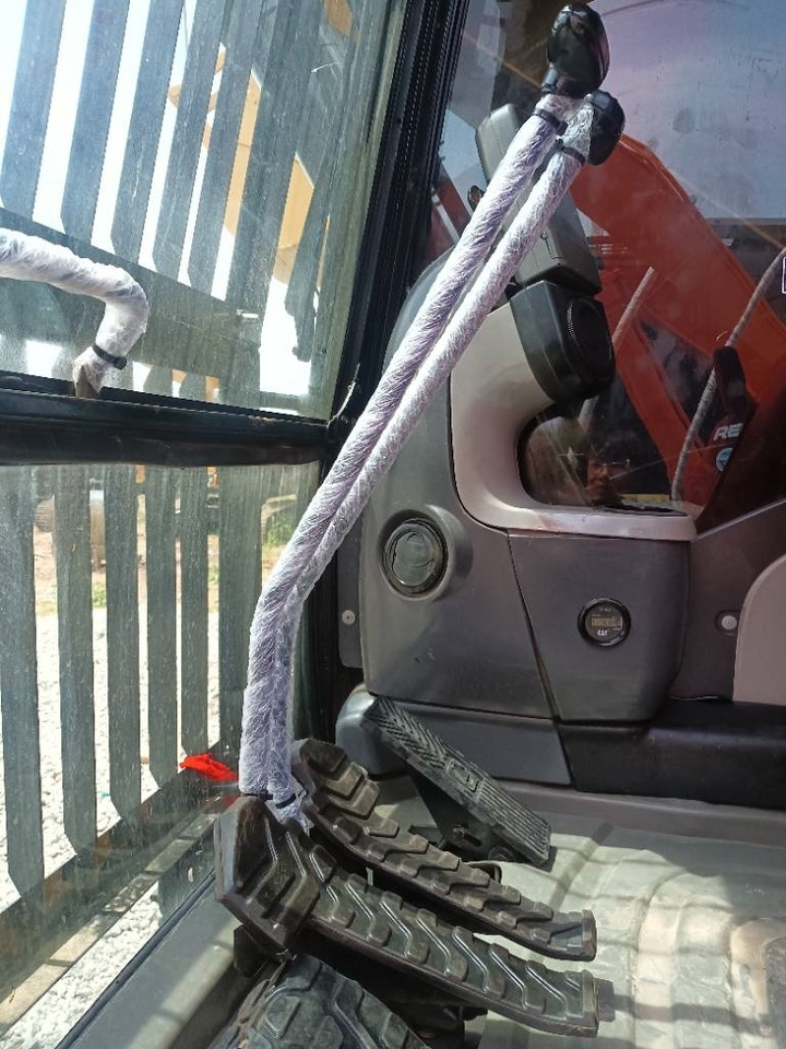 CAT 320D2 - Lánctalpas kotró: 2 kép. CAT 320D2 - Lánctalpas kotró: 2 kép.